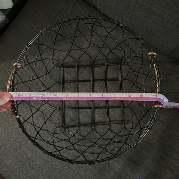 Black wicker basket with rose gold handles - Picture 4 of 4